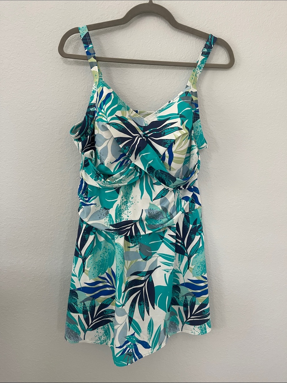 d&co. Beach Tropical Leaf Print Swimdress Swimsuit Size 16 Built-in‎ Bra
